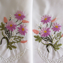 ドイツの手仕事/紫のお花や白い小花の手刺繍入り テーブルクロス (ヴィンテージ) 2枚目の画像
