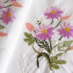 ドイツの手仕事/紫のお花や白い小花の手刺繍入り テーブルクロス (ヴィンテージ) 7枚目の画像