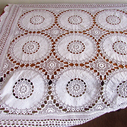 フランスの手仕事/9つの円形パーツを手編みクロッシェで繋いだテーブルクロス (ヴィンテージ) 2枚目の画像