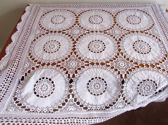 フランスの手仕事/9つの円形パーツを手編みクロッシェで繋いだテーブルクロス (ヴィンテージ) 2枚目の画像