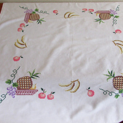 ドイツの手仕事/バナナや葡萄・パイナップルなど可愛いフルーツの手刺繍 テーブルクロス (ヴィンテージ・果物) 4枚目の画像