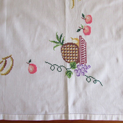 ドイツの手仕事/バナナや葡萄・パイナップルなど可愛いフルーツの手刺繍 テーブルクロス (ヴィンテージ・果物) 8枚目の画像