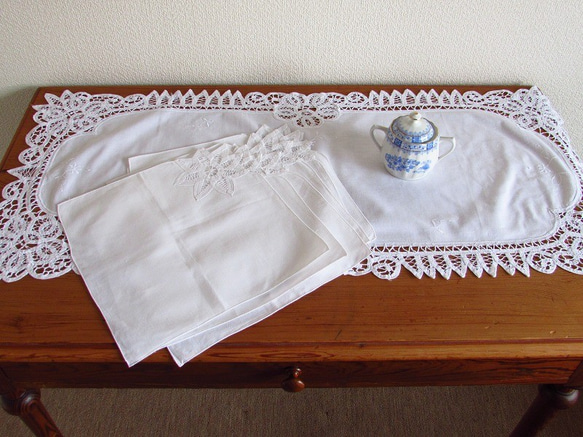 フランスのヴィンテージ/華やかなバテンレースが素敵なテーブル