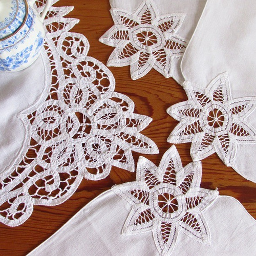 フランスのヴィンテージ/華やかなバテンレースが素敵なテーブル