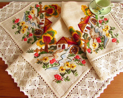 クロスステッチ刺繍テーブルクロス　大小2枚セット　ヴィンテージ　昭和レトロ クロスステッチ刺繍テーブルクロス 大小2枚セット ヴィンテージ 昭和