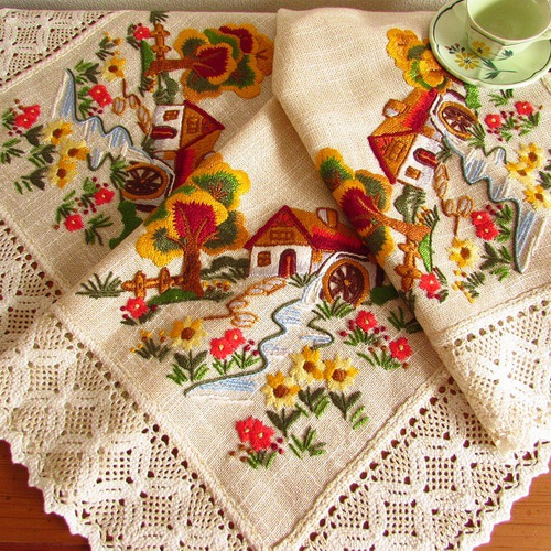 ドイツの手仕事/アルプスの山小屋の景色 手刺繍入りテーブルクロス