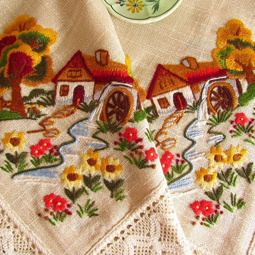 ドイツの手仕事/アルプスの山小屋の景色 手刺繍入りテーブルクロス