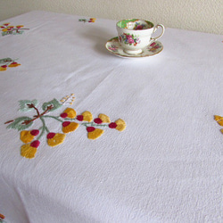 ドイツの手仕事/綺麗な山吹色のお花の手刺繍入り 128ｘ139㎝ 大判サイズ テーブルクロス (ヴィンテージ) 5枚目の画像