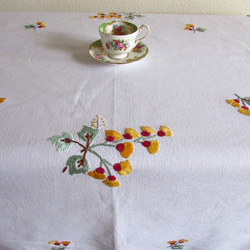 ドイツの手仕事/綺麗な山吹色のお花の手刺繍入り 128ｘ139㎝ 大判サイズ テーブルクロス (ヴィンテージ) 2枚目の画像