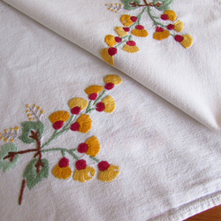 ドイツの手仕事/綺麗な山吹色のお花の手刺繍入り 128ｘ139㎝ 大判サイズ テーブルクロス (ヴィンテージ) 7枚目の画像
