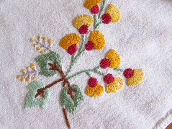 ドイツの手仕事/綺麗な山吹色のお花の手刺繍入り 128ｘ139㎝ 大判サイズ テーブルクロス (ヴィンテージ) 8枚目の画像