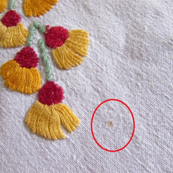 ドイツの手仕事/綺麗な山吹色のお花の手刺繍入り 128ｘ139㎝ 大判サイズ テーブルクロス (ヴィンテージ) 10枚目の画像