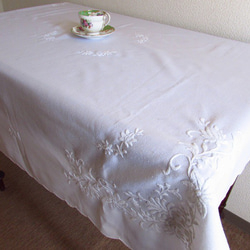 フランスの手仕事/ぷっくり立体的なお花の白糸手刺繍 大判サイズのテーブルクロス (ヴィンテージ・白糸刺繍) 3枚目の画像