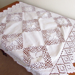 フランスの手仕事/白い小花の刺繍生地を手編みレースで繋いだ テーブルクロス (ヴィンテージ) 5枚目の画像