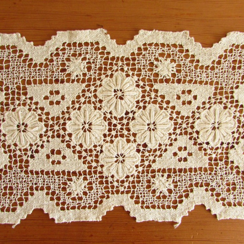 フランスの手仕事/生成り色の糸で編まれた手編みタスカニーレース