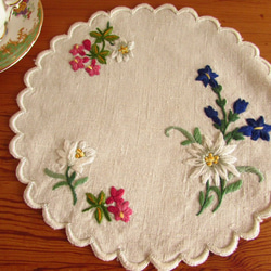 ドイツの手仕事/エーデルワイスやりんどう 高山植物の手刺繍 ドイリー