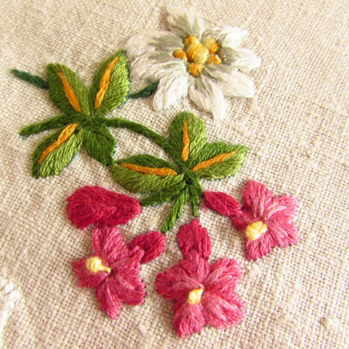 ドイツの手仕事/エーデルワイスやりんどう 高山植物の手刺繍 ドイリー