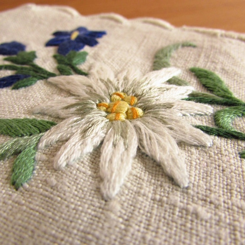 ドイツの手仕事/エーデルワイスやりんどう 高山植物の手刺繍 ドイリー