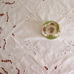 ドイツのヴィンテージ(難あり)/コットン生地に大輪のお花のカットワーク刺繍 テーブルクロス (リメイク生地) 4枚目の画像