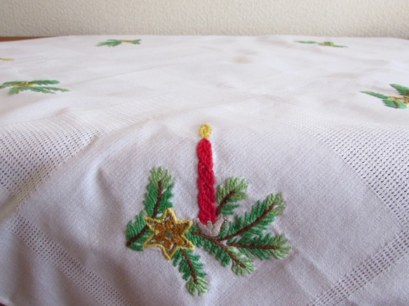フランスの手仕事★クリスマス★ 真っ赤なキャンドルともみの木の手刺繍 テーブルクロス (ヴィンテージ) 9枚目の画像