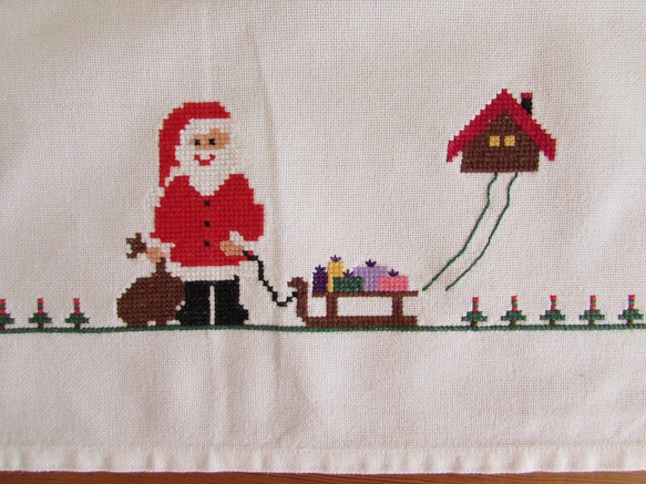 ドイツの手仕事★クリスマス★サンタクロースがプレゼントをそりに乗せて運ぶ 手刺繍テーブルクロス (ヴィンテージ) 2枚目の画像