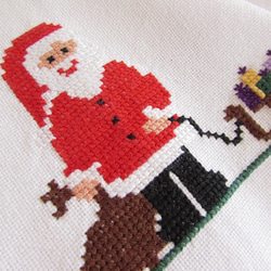 ドイツの手仕事★クリスマス★サンタクロースがプレゼントをそりに乗せて運ぶ 手刺繍テーブルクロス (ヴィンテージ) 5枚目の画像
