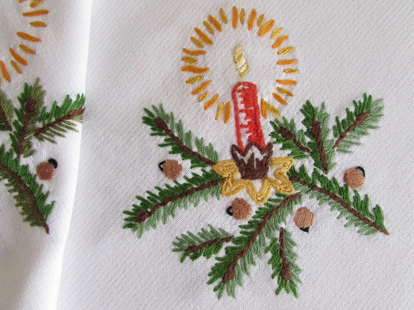 ★フランスの手仕事★クリスマス★赤いキャンドルとモミの木の手刺繍 テーブルクロス (ヴィンテージ) 7枚目の画像