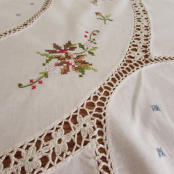 フランスの手仕事/素敵な手編みレースで繋がるお花の手刺繍 テーブルクロス (ヴィンテージ) 7枚目の画像