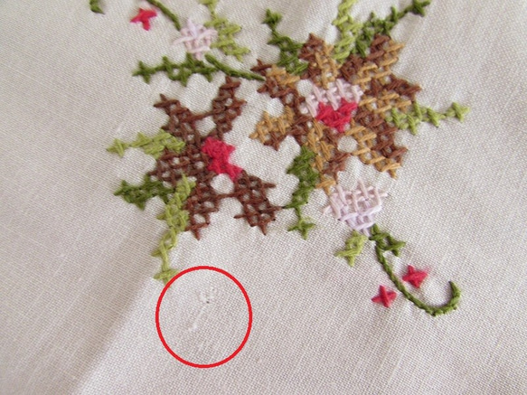 フランスの手仕事/素敵な手編みレースで繋がるお花の手刺繍 テーブルクロス (ヴィンテージ) 10枚目の画像