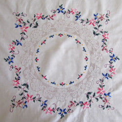フランスの手仕事/愛らしいピンクとブルーのお花の手刺繍入り テーブルクロス  (ヴィンテージ) 4枚目の画像