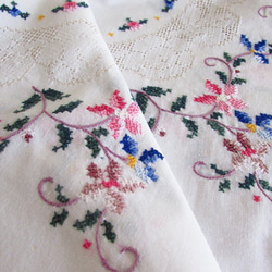 フランスの手仕事/愛らしいピンクとブルーのお花の手刺繍入り テーブルクロス  (ヴィンテージ) 3枚目の画像