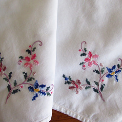 フランスの手仕事/愛らしいピンクとブルーのお花の手刺繍入り テーブルクロス  (ヴィンテージ) 7枚目の画像
