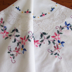 フランスの手仕事/愛らしいピンクとブルーのお花の手刺繍入り テーブルクロス  (ヴィンテージ) 8枚目の画像