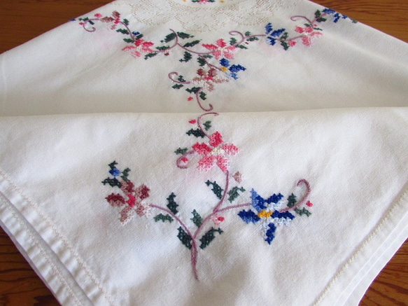 フランスの手仕事/愛らしいピンクとブルーのお花の手刺繍入り テーブルクロス  (ヴィンテージ) 10枚目の画像