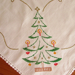 ドイツの手仕事★クリスマス★ぬくもりあるレトロなクリスマスツリーの手刺繍入り テーブルクロス (ヴィンテージ) 5枚目の画像