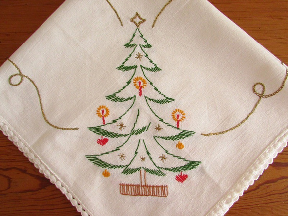 ドイツの手仕事★クリスマス★ぬくもりあるレトロなクリスマスツリーの手刺繍入り テーブルクロス (ヴィンテージ) 7枚目の画像