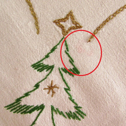 ドイツの手仕事★クリスマス★ぬくもりあるレトロなクリスマスツリーの手刺繍入り テーブルクロス (ヴィンテージ) 9枚目の画像