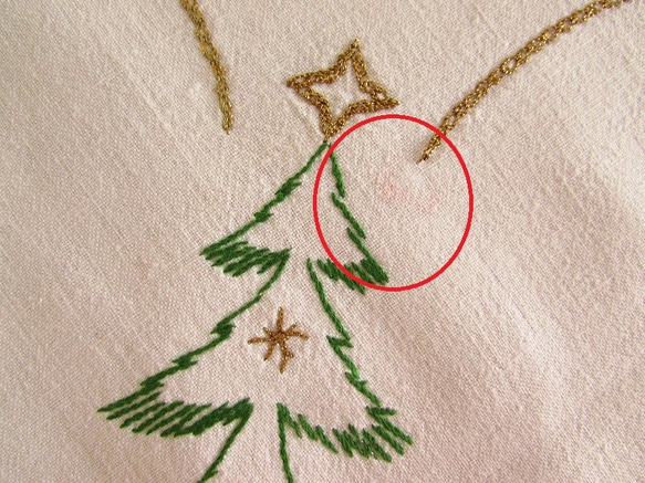 ドイツの手仕事★クリスマス★ぬくもりあるレトロなクリスマスツリーの手刺繍入り テーブルクロス (ヴィンテージ) 9枚目の画像