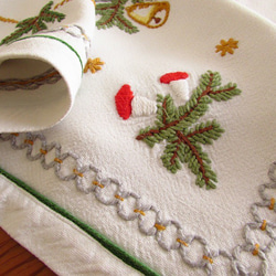 ドイツの手仕事★クリスマス★楽譜やベル・きのこ・クローバーの手刺繍入り テーブルクロス (ヴィンテージ) 8枚目の画像