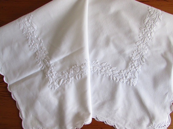 フランスの手仕事/立体的なお花の白糸手刺繍 テーブルクロス (ヴィンテージ・白糸刺繍) 1枚目の画像