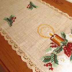 ドイツの手仕事★クリスマス★素敵なキャンドルやモミの木・クリスマスローズの手刺繍入り テーブルセンター (ヴィンテージ) 2枚目の画像