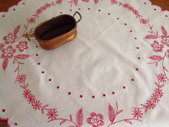 フランスの手仕事/お花の赤糸刺繍 テーブルクロス 手刺繍 (ヴィンテージ) 2枚目の画像