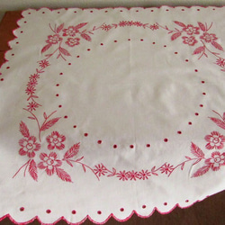 フランスの手仕事/お花の赤糸刺繍 テーブルクロス 手刺繍 (ヴィンテージ) 3枚目の画像