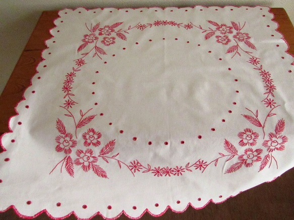 フランスの手仕事/お花の赤糸刺繍 テーブルクロス 手刺繍 (ヴィンテージ) 3枚目の画像