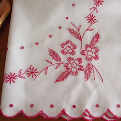 フランスの手仕事/お花の赤糸刺繍 テーブルクロス 手刺繍 (ヴィンテージ) 5枚目の画像