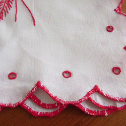 フランスの手仕事/お花の赤糸刺繍 テーブルクロス 手刺繍 (ヴィンテージ) 6枚目の画像