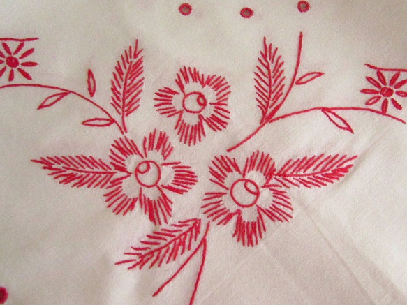 フランスの手仕事/お花の赤糸刺繍 テーブルクロス 手刺繍 (ヴィンテージ) 8枚目の画像