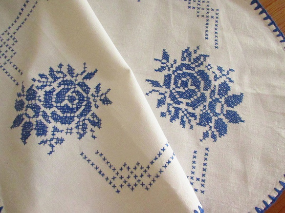 フランスの手仕事/青いバラのクロスステッチ手刺繍 テーブルマット (ヴィンテージ・リメイク生地) 2枚目の画像