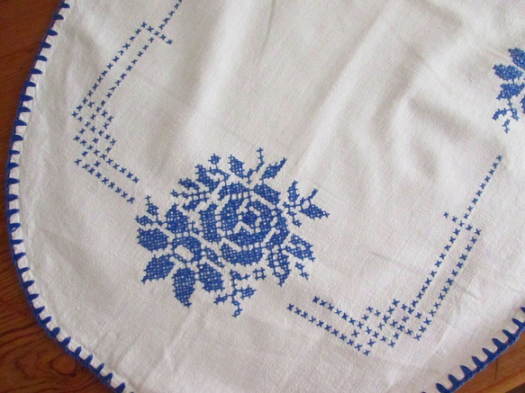 フランスの手仕事/青いバラのクロスステッチ手刺繍 テーブルマット (ヴィンテージ・リメイク生地) 4枚目の画像