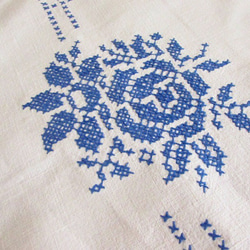 フランスの手仕事/青いバラのクロスステッチ手刺繍 テーブルマット (ヴィンテージ・リメイク生地) 5枚目の画像